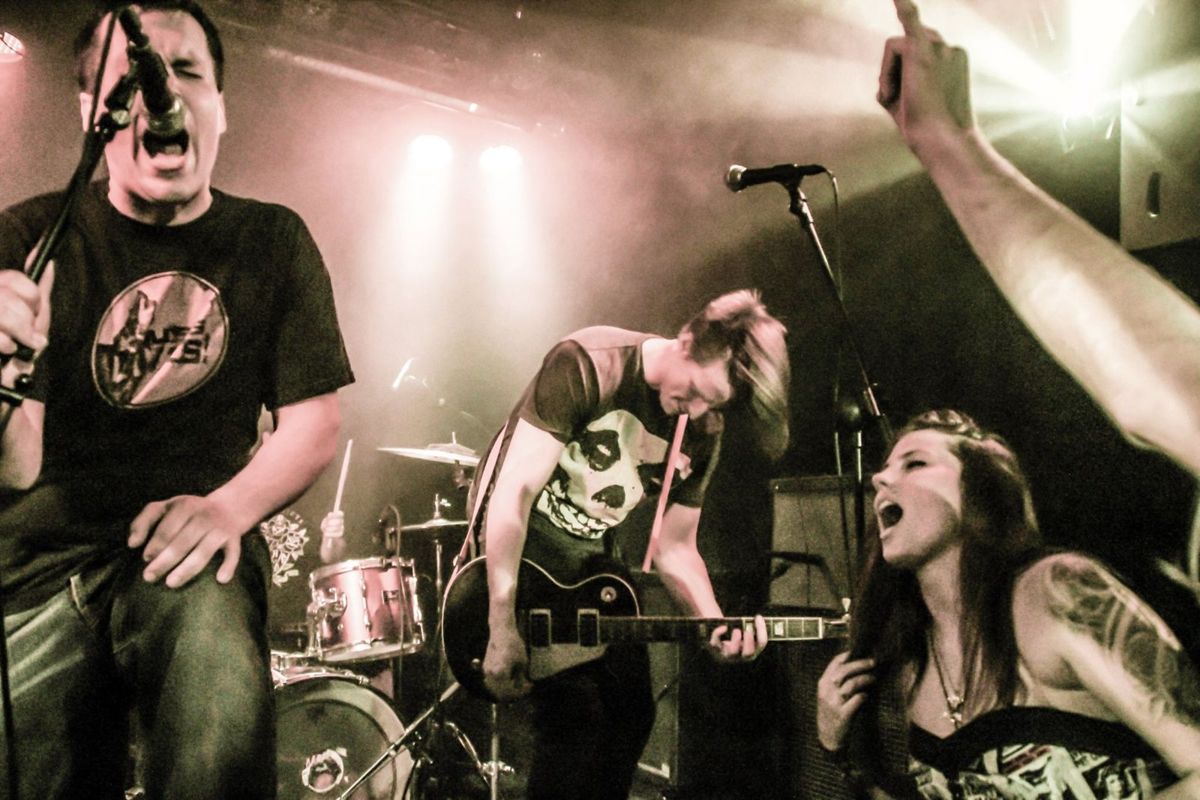 Tripod playing live on the network